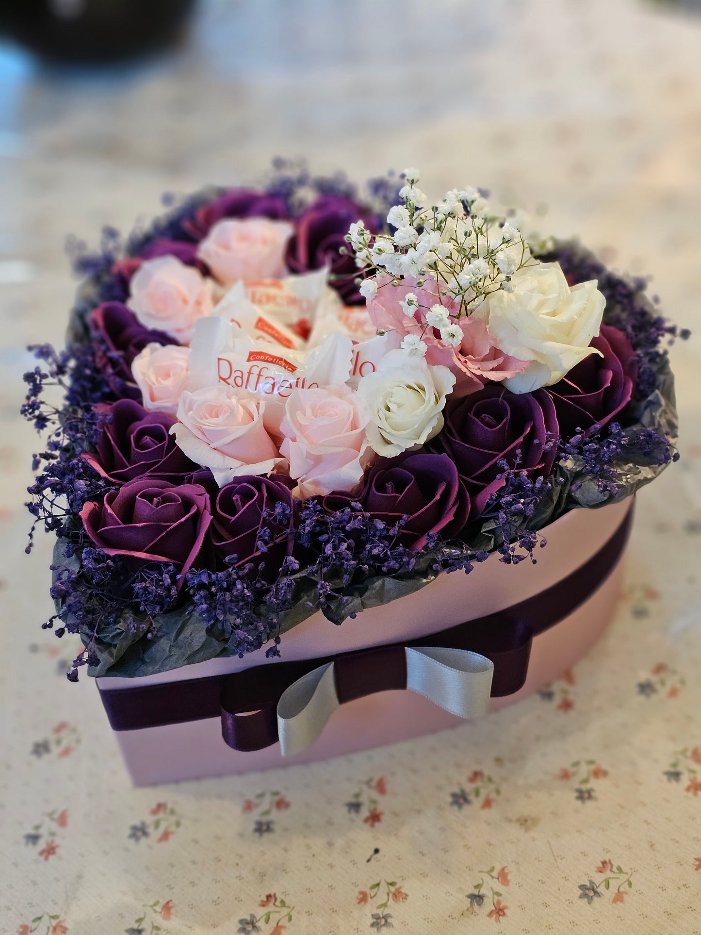 Herzvolle Blumenkreation – Ein romantisches Geschenk
