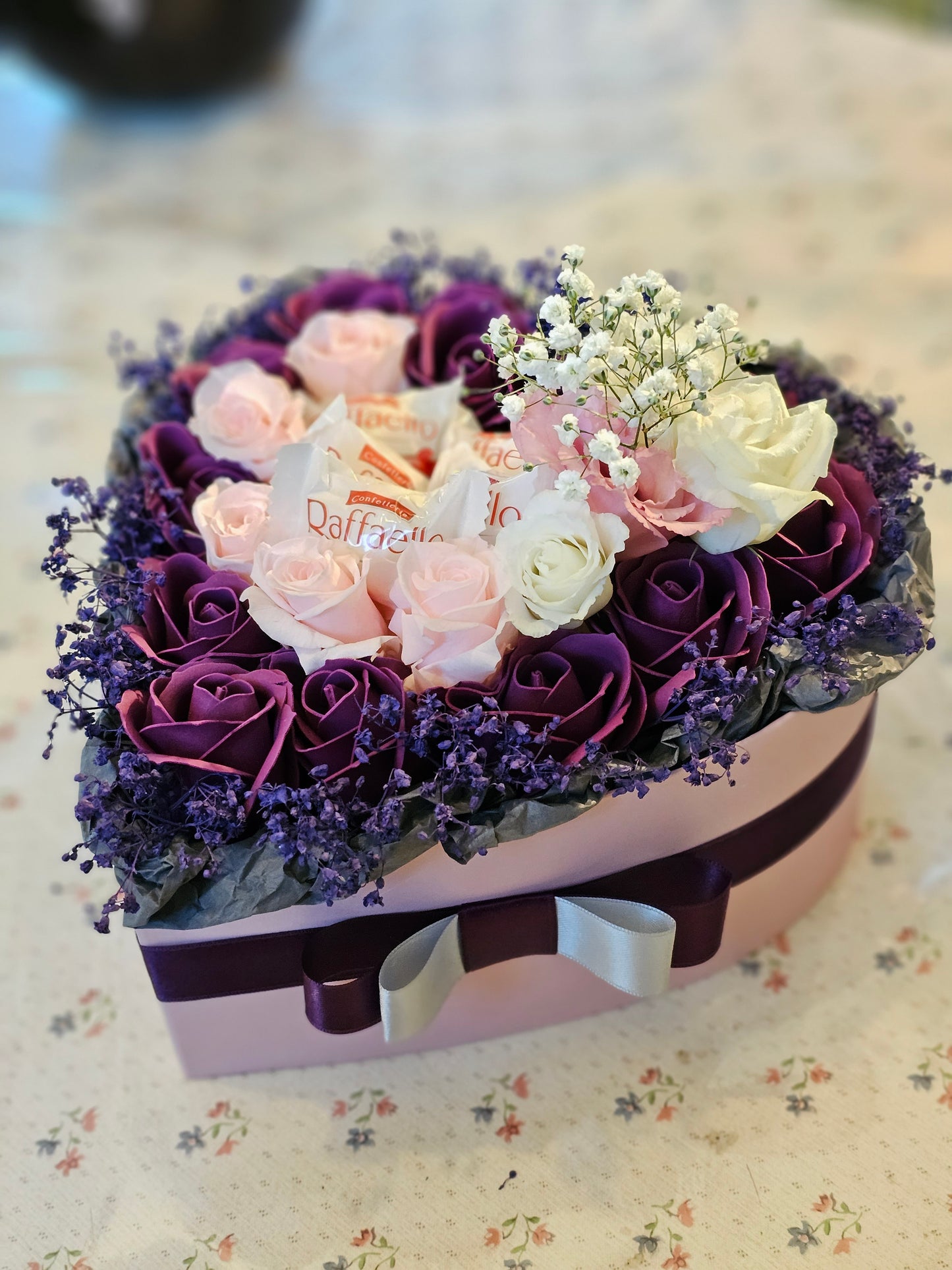 Herzvolle Blumenkreation – Ein romantisches Geschenk