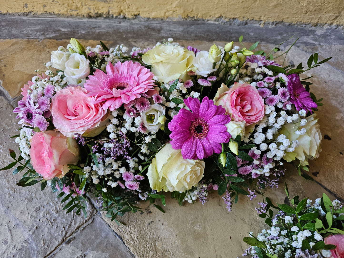 Blumenarrangement für Trauerfeiern