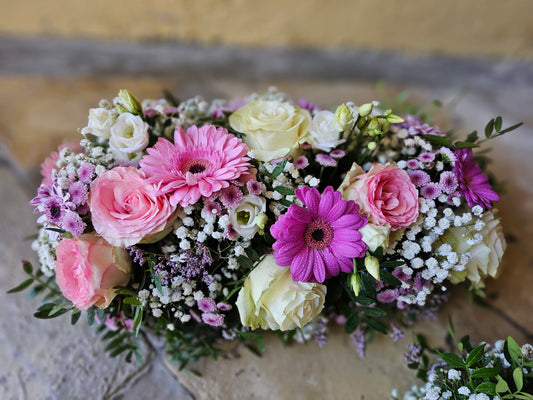 Blumenarrangement für Trauerfeiern
