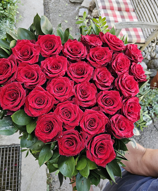 Trauerherz aus roten Rosen